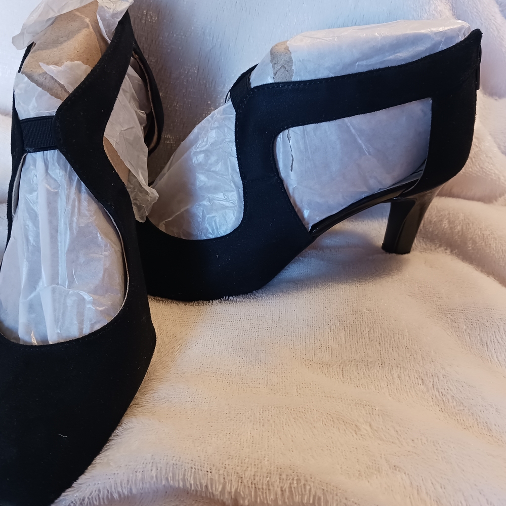 Black Women's Cutout Mid-Heel Pumps